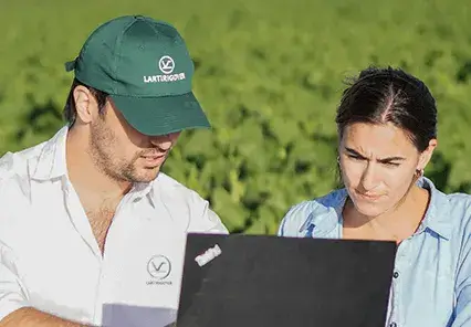 Imagen de personas trabajando en el campo