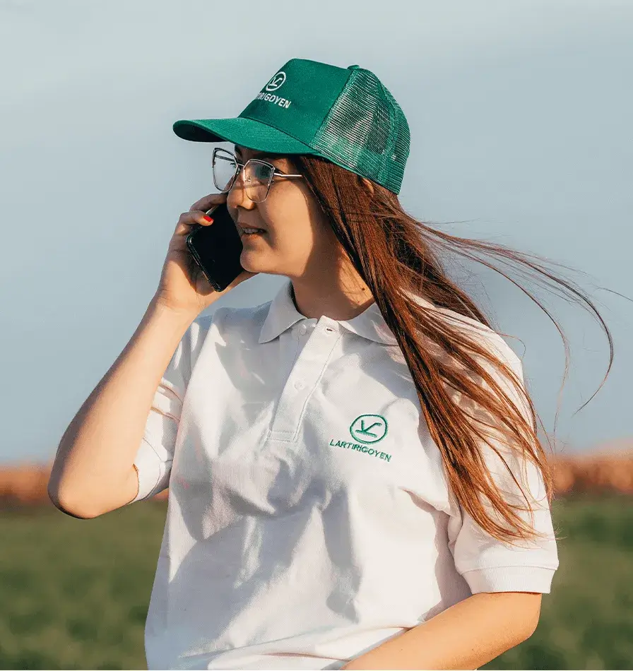 Joven hablando por teléfono en el campo