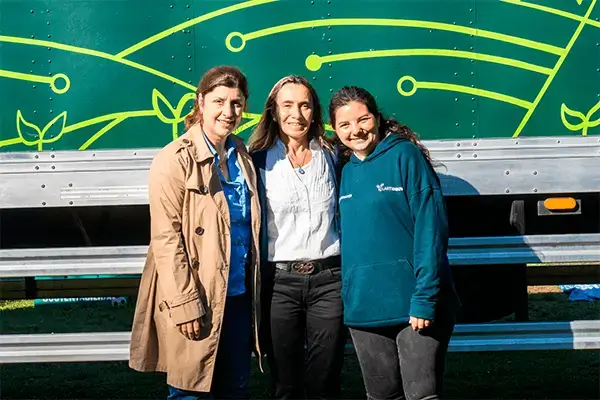 Imagen de docentes y estudiantes con el camión de Lartiinnova