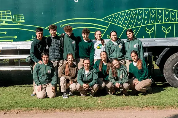Imagen de estudiantes con el camión de Lartiinnova