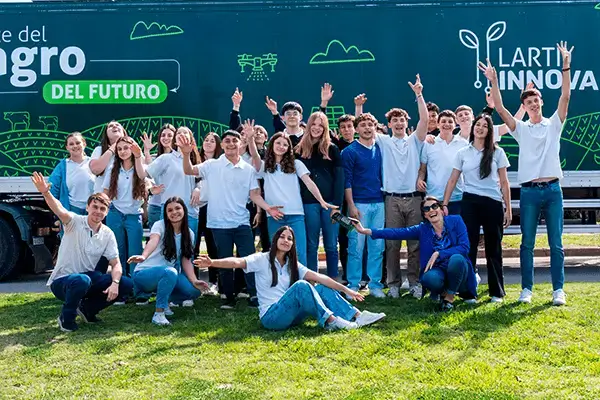 Imagen de estudiantes con el camión de Lartiinnova