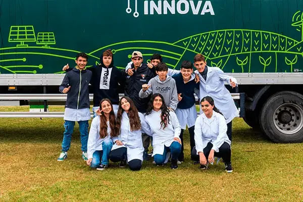 Imagen de estudiantes con el camión de Lartiinnova