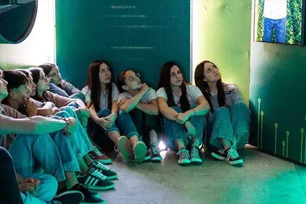 Imagen de estudiantes viviendo la experiencia dentro del camión de Lartiinnova