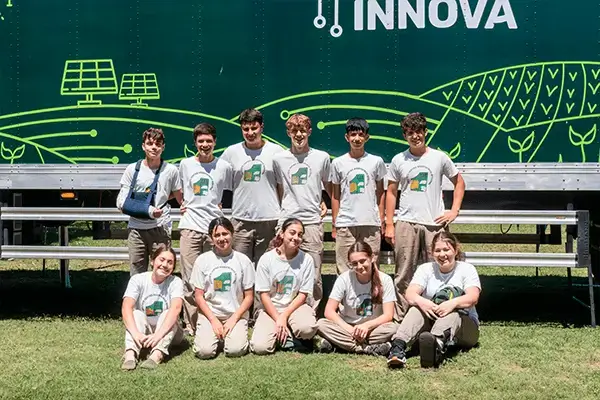 Imagen de estudiantes con el camión de Lartiinnova