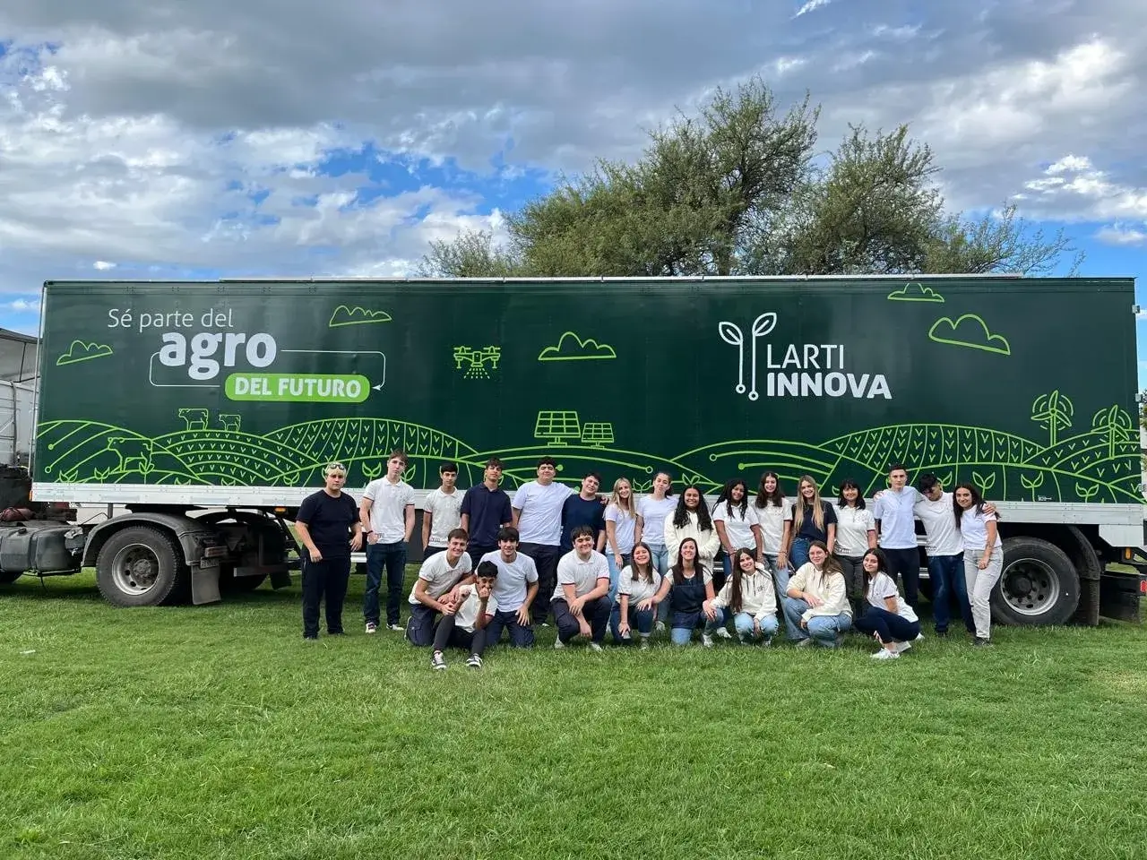 Imagen de grupo de estudiantes con el camión